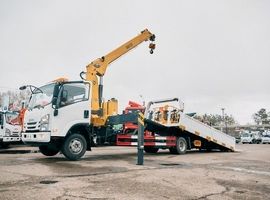 Эвакуатор с КМУ XCMG SQS125-4 на шасси ISUZU 4x2, платформа 6,4 м