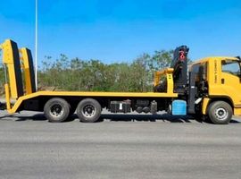 Эвакуатор с КМУ XCMG SQZ330-6 на шасси ISUZU 8x4, платформа 6,4 м