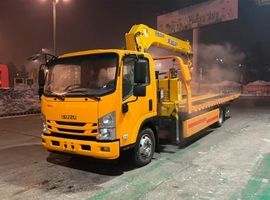 Эвакуатор с КМУ XCMG SQS125-4 на шасси ISUZU 4x4 с задними аутригерами