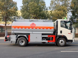 Бензовоз на шасси ISUZU 4×2, 139 кВт, цистерна 3 м³ установка для заправки
