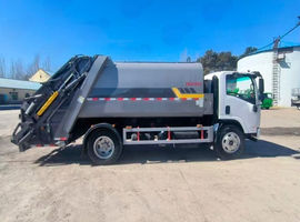 Мусоровоз на шасси ISUZU 4×2, 151 кВт г/п 9 т объём 10 м³ с функцией мойки и дезинфекции контейнеров